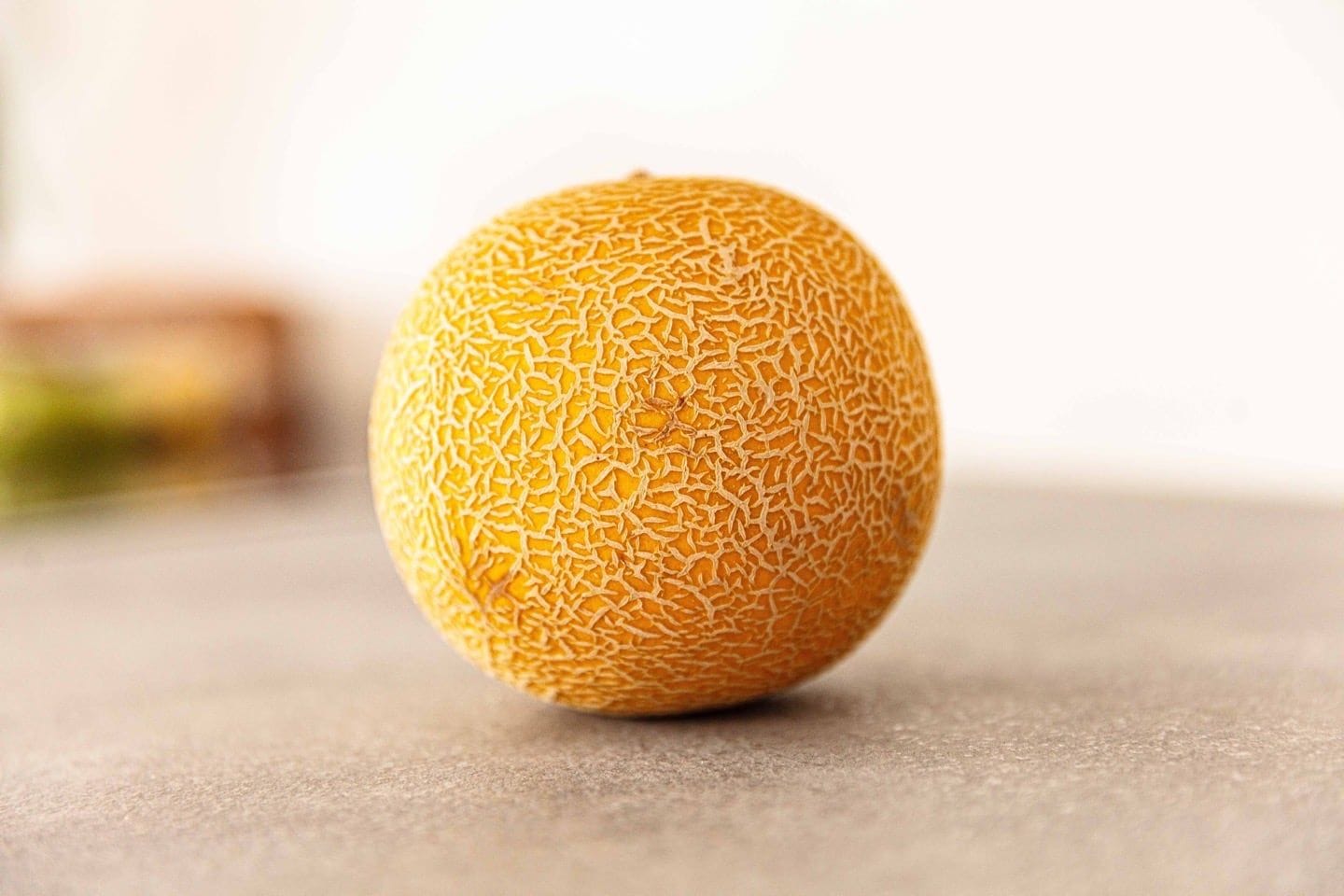 Melón redondo apoyado en una mesa