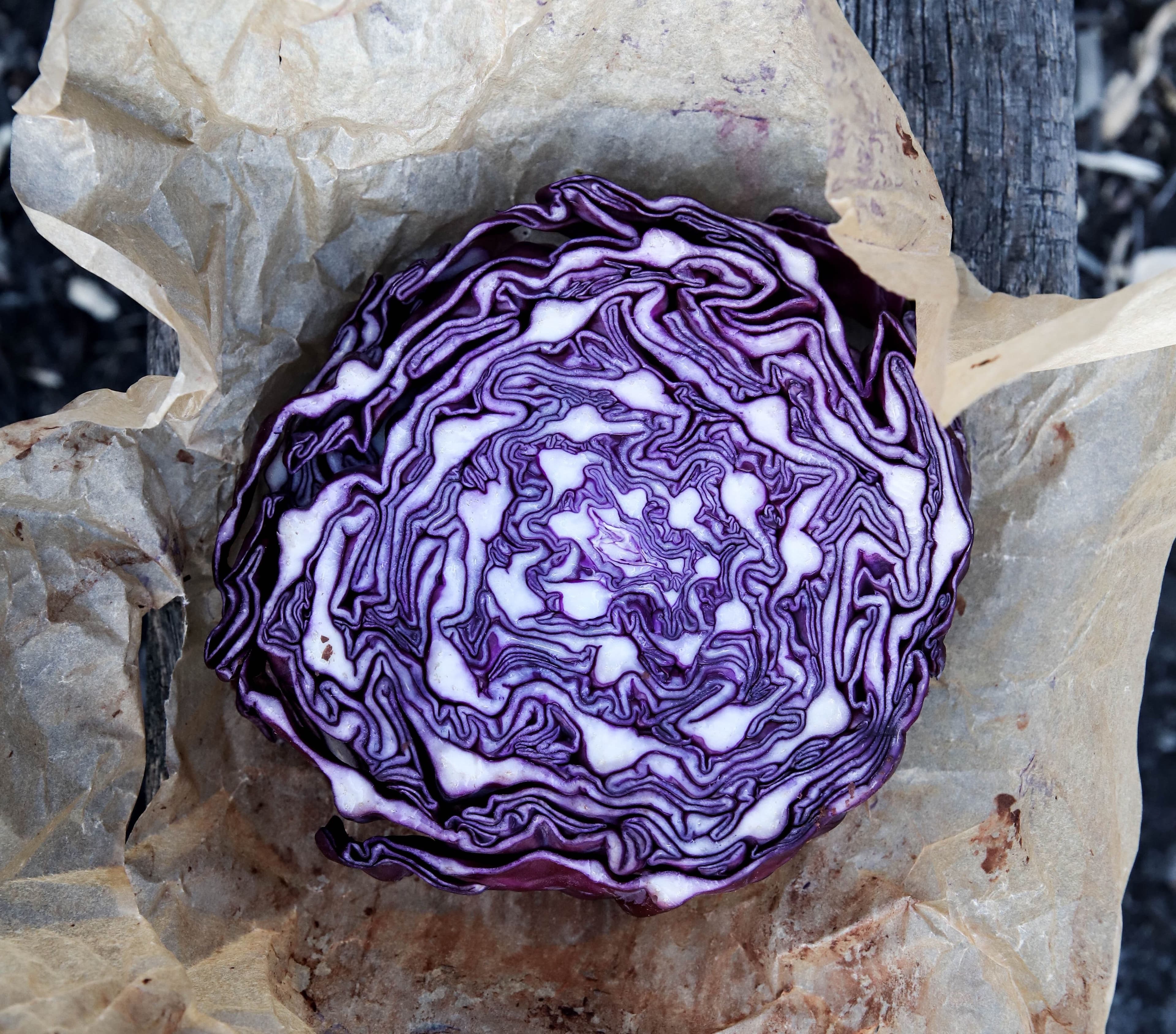 Lombarda cortada a la mitad dentro de papel encerado