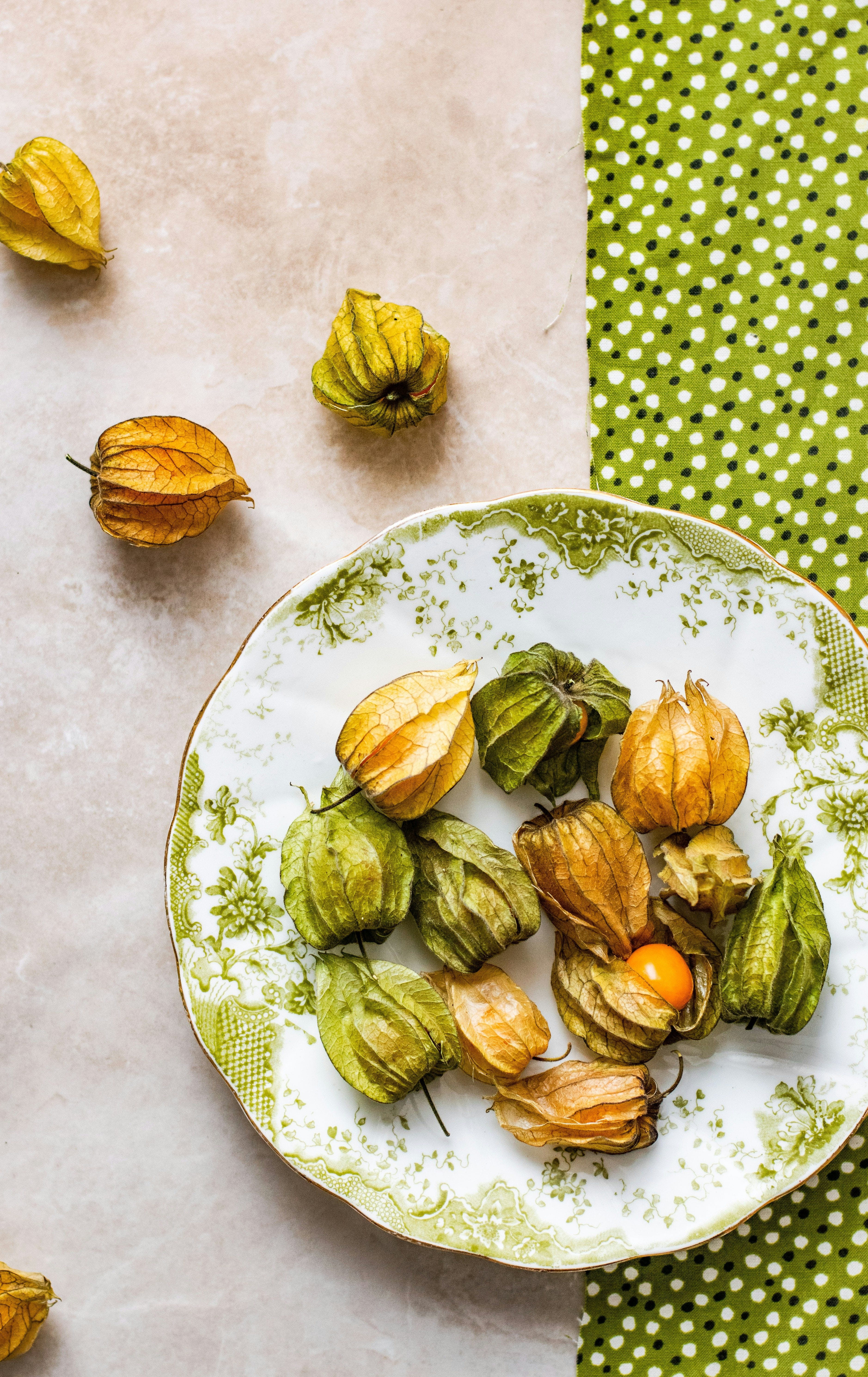 Bonito plato lleno de frutos de Physalis con su característico capuchón